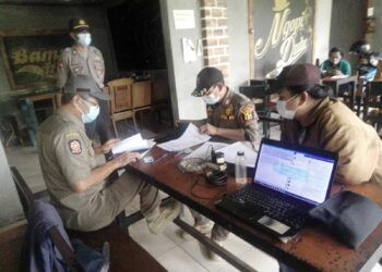 Tim Gabungan Polsek, Koramil, SATPOL-PP dan Kecamatan Wonocolo sedang Menjalankan Sidak di Beberapa Warung Kopi yang Berlokasi di Kecamatan Wonocolo. (Foto: Rangga Aji/Tugu Jatim)