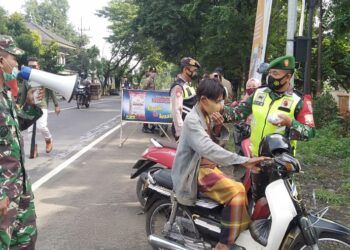 Operasi Yustisi yang dilakukan oleh petugas gabungan di wilayah Kejayan, Pasuruan, Selasa (2/2/2021). (Foto: Dokumen)