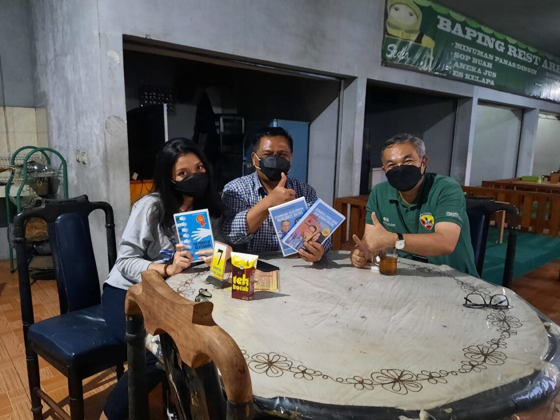 Dr Aqua Dwipayana Mulai Sharing Komunikasi dan Motivasi di Kodam III/Siliwangi 1 Pangdam III/Siliwangi Mayjen TNI Nugroho Budi Wiryanto (tengah) didampingi putri sulungnya Azmi Hanifah Budi Setyaningati (paling kiri) saat menerima buku Trilogi The Power of Silaturahim dari penulisnya yang pakar Komunikasi dan motivator nasional Dr Aqua Dwipayana (paling kanan). (Foto: Dokumen/Tugu Jatim)