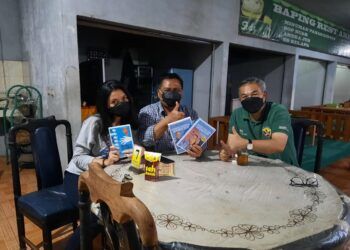 Pangdam III/Siliwangi Mayjen TNI Nugroho Budi Wiryanto (tengah) didampingi putri sulungnya Azmi Hanifah Budi Setyaningati (paling kiri) saat menerima buku Trilogi The Power of Silaturahim dari penulisnya yang pakar Komunikasi dan motivator nasional Dr Aqua Dwipayana (paling kanan). (Foto: Dokumen/Tugu Jatim)