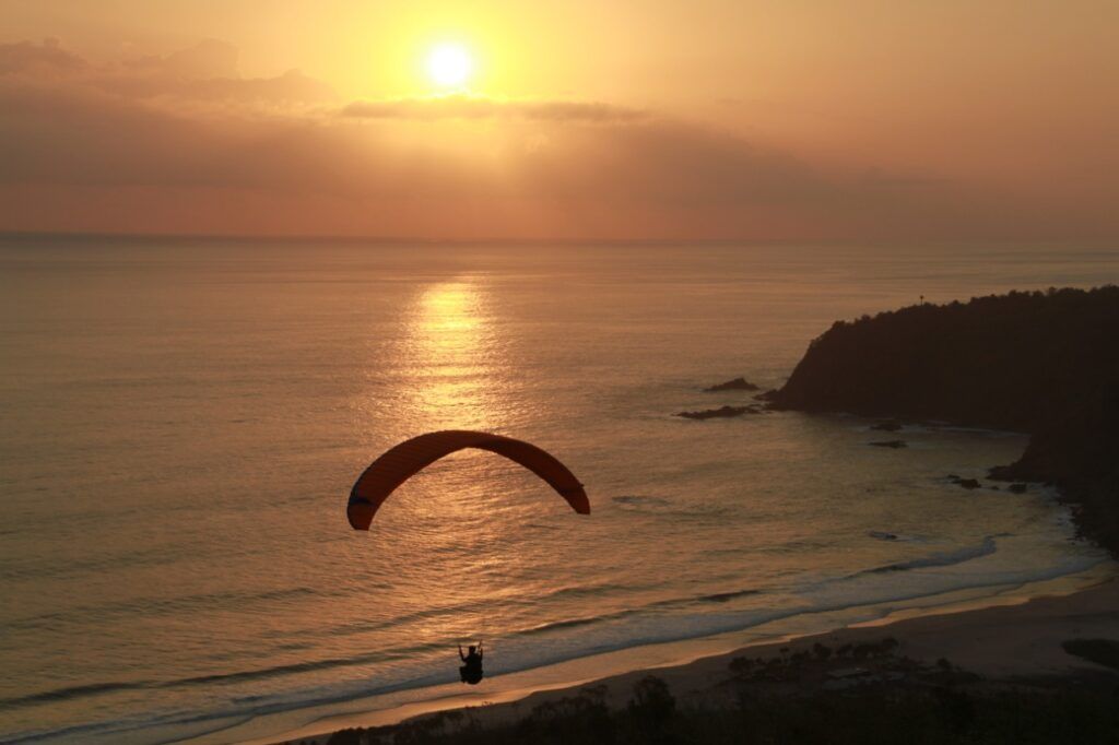 Suasana senja dan paralayang di Pantai Modangan, Kabupaten Malang. (Foto: BEN/Tugu Malang/Tugu Jatim)