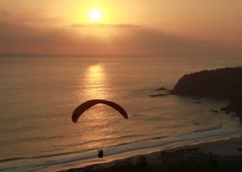 Suasana senja dan paralayang di Pantai Modangan, Kabupaten Malang. (Foto: BEN/Tugu Malang/Tugu Jatim)