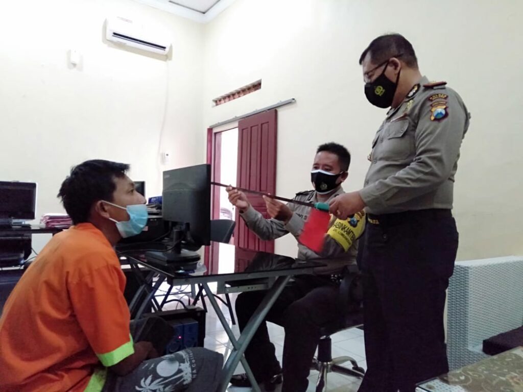 Pelaku yang mengancam tetangganya dengan mengayunkan pedang dibawa ke kantor polisi untuk dimintai keterangan. (Foto: Rap/Tugu Malang/Tugu Jatim)