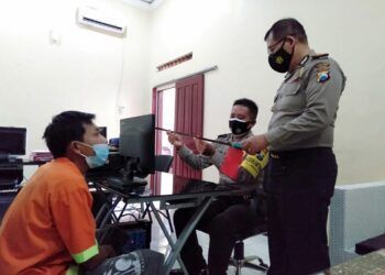 Pelaku yang mengancam tetangganya dengan mengayunkan pedang dibawa ke kantor polisi untuk dimintai keterangan. (Foto: Rap/Tugu Malang/Tugu Jatim)
