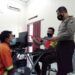 Berselisih dengan Tetangga, Warga Bululawang Malang Mengamuk sambil Bawa Pedang 8 Pelaku yang mengancam tetangganya dengan mengayunkan pedang dibawa ke kantor polisi untuk dimintai keterangan. (Foto: Rap/Tugu Malang/Tugu Jatim)