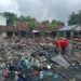 Fais, tukang rongsok yang mengambil seng bekas atap pasar yang dijual kepadanya. (Foto : Mila Arinda/Tugu Jatim)