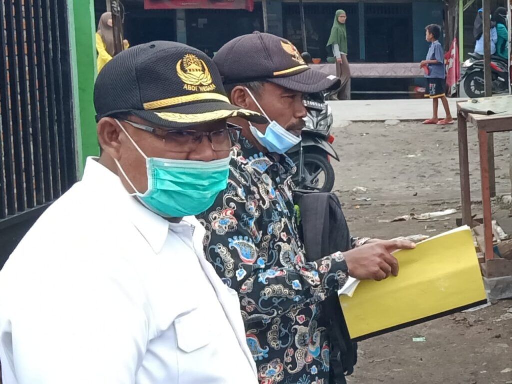 Kepala Desa Kepohbaru, Muslikun didampingi Kepala Pasar Kepohbaru Ahmad Tauhid (Foto : Mila Arinda/Tugu Jatim) kebakaran pasar kepohbaru