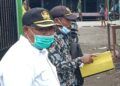 Kepala Desa Kepohbaru, Muslikun didampingi Kepala Pasar Kepohbaru Ahmad Tauhid (Foto : Mila Arinda/Tugu Jatim) kebakaran pasar kepohbaru