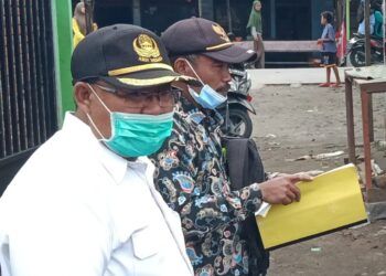 Kepala Desa Kepohbaru, Muslikun didampingi Kepala Pasar Kepohbaru Ahmad Tauhid (Foto : Mila Arinda/Tugu Jatim) kebakaran pasar kepohbaru