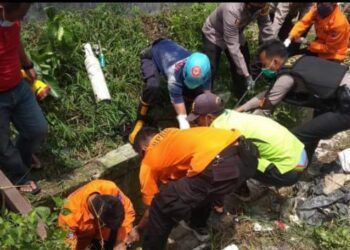 Proses evakuasi pasien Covid-19 yang mencoba melarikan diri dan masuk ke saluran air di RSUD Dr.R.Sosodoro Djatikoesoemo Bojonegoro. (Foto: Mila Arinda/Tugu Jatim)