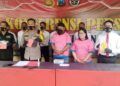 Kapolres Tuban, AKBP Ruruh Wicaksono beberta jajarannya merilis kasus pencurian kendaraan bermotor yang melibatkan pasutri yang merupakan residivis. (Foto: Dokumen/Polres Tuban) tugu jatim