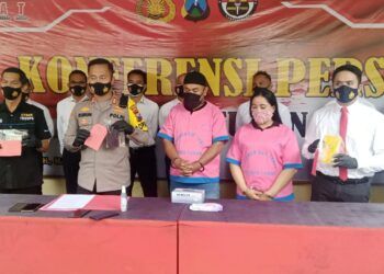 Kapolres Tuban, AKBP Ruruh Wicaksono beberta jajarannya merilis kasus pencurian kendaraan bermotor yang melibatkan pasutri yang merupakan residivis. (Foto: Dokumen/Polres Tuban) tugu jatim
