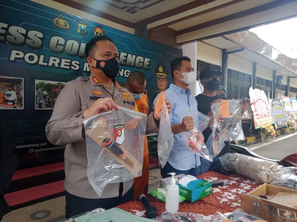 Kapolres Malang, AKBP Hendri Umar saat sesi konferensi pers kasus pembunuhan juragan ATK oleh mantan karyawan, Jumat (18/2/2021). (Foto: RAP/Tugu Malang/Tugu Jatim)