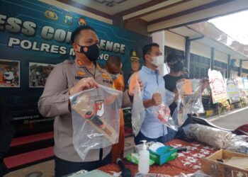 Kapolres Malang, AKBP Hendri Umar saat sesi konferensi pers kasus pembunuhan juragan ATK oleh mantan karyawan, Jumat (18/2/2021). (Foto: RAP/Tugu Malang/Tugu Jatim)