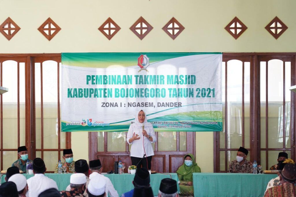 Bupati Bojonegoro, Anna Muawanah saat memberi pembinaan kepada 95 takmir masjid di Masjid Al-Ichsan di Desa Ngunut, Kecamatan Dander Bojonegoro. (Foto: Mila Arinda/Tugu Jatim)