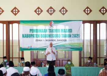 Bupati Bojonegoro, Anna Muawanah saat memberi pembinaan kepada 95 takmir masjid di Masjid Al-Ichsan di Desa Ngunut, Kecamatan Dander Bojonegoro. (Foto: Mila Arinda/Tugu Jatim)