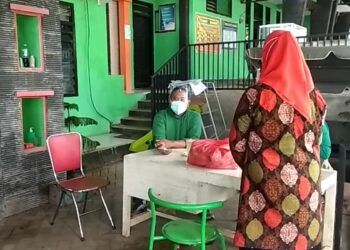 Petugas Puskesmas Ngetos, Nganjuk menerima makanan dari masyarakat pada Jumat (19/2/2021) pagi. (Foto: Noe/Tugu Jatim)