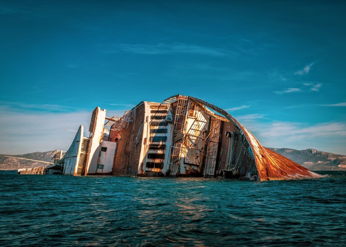 Kapal di Sumenep Diterjang Ombak, 3 Nelayan Hilang di Laut 1 Ilustrasi kapal yang diterjang ombak. (Foto:Pexels/Tugu Jatim)