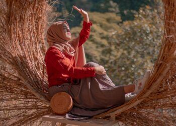 Ilustrasi memakai hijab yang eye catching. (Foto: Pexels)