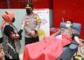 Anggota Polda Jatim sedang melakukan screening donor plasma konvalesen di Palang Merah Indonesia (PMI) Kota Surabaya. (Foto: Kominfo Jatim) tugu jatim