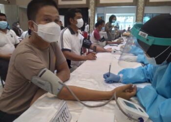 Jajaran Polda Jatim sedang menjalankan vaksinasi untuk 40.282 personel, Rabu (24/02/2021). (Foto: Rangga Aji/Tugu Jatim)