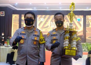 Kapolres Tuban AKBP Ruruh Wicaksono menerima penghargaan dari Kapolda Jatim Irjen Pol Nico Afinta. (Foto: Humas Polres Tuban) tugu jatim