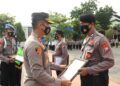 Anggota Polres Tuban saat menerima penghargaan dari Kapolres Tuban, AKBP Ruruh Wicaksono. (Foto: Dokumen/Humas Polres Tuban)