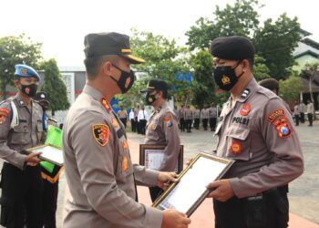 Anggota Polres Tuban saat menerima penghargaan dari Kapolres Tuban, AKBP Ruruh Wicaksono. (Foto: Dokumen/Humas Polres Tuban)