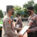 Anggota Polres Tuban saat menerima penghargaan dari Kapolres Tuban, AKBP Ruruh Wicaksono. (Foto: Dokumen/Humas Polres Tuban)