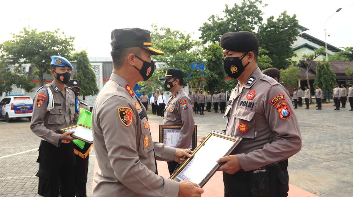 Anggota Polres Tuban saat menerima penghargaan dari Kapolres Tuban, AKBP Ruruh Wicaksono. (Foto: Dokumen/Humas Polres Tuban)