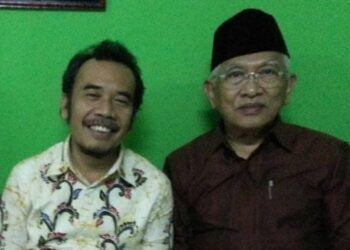 Supriyanto GS (baju batik putih) bersama KH Ahmad Mustofa Bisri (baju merah). (Foto: Instagram resmi KH Ahmad Mustofa Bisri @s.kakung) tugu jatim