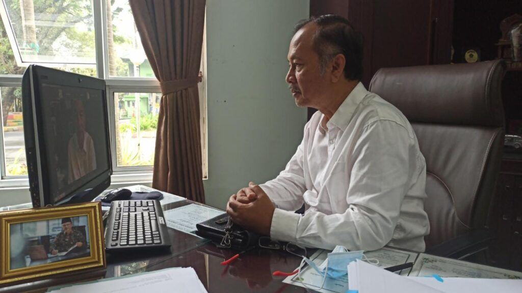 Rektor UIN Maulana Malik Ibrahim Malang, Prof Dr Abd Haris M Ag mengisi sambutan melalui Zoom Cloud Meeting di agenda ‘Goes to Campus: Pelatihan Jurnalistik dan Fotografi’, Senin (22/02/2021). (Foto: Dokumen/Tugu Malang/Tugu Jatim)