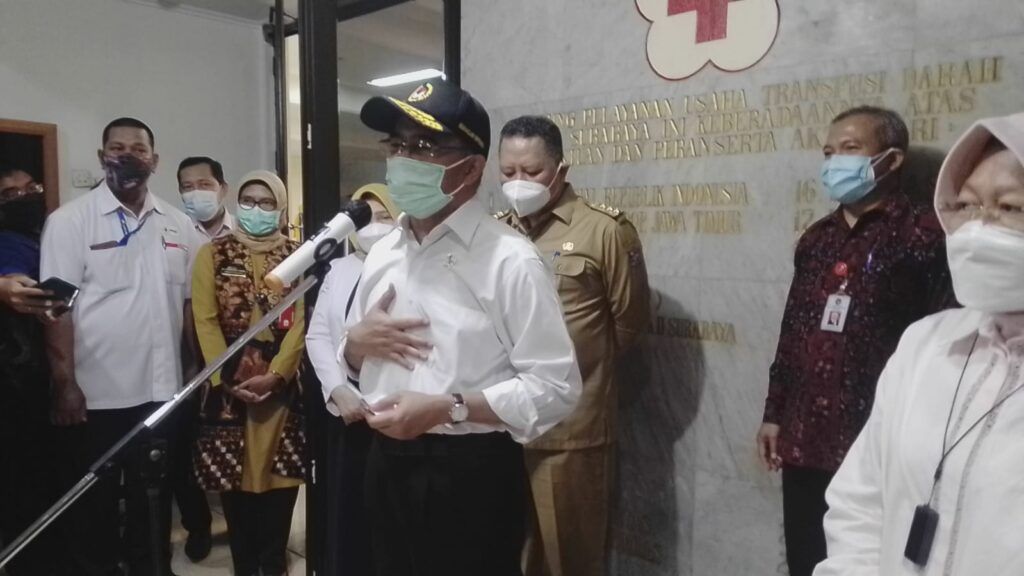 Menteri Koordinator Bidang Pembangunan Manusia dan Kebudayaan (Menko PMK) Republik Indonesia, Muhadjir Effendy, di Unit Tranfusi Darah Palang Merah Indonesia (PMI) Kota Surabaya, Selasa (16/02/2021). (Foto: Rangga Aji/Tugu Jatim)