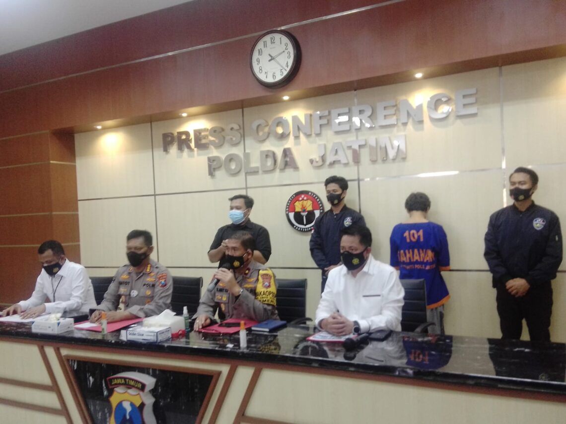 Polda Jatim Bekuk Muncikari Kasus Prostitusi Online di Bawah Umur 1 Wakil Kepala Polda Jatim, Brigjen Pol Slamet Hadi Supraptoyo sedang menjelaskan kronologi kasus prostitusi online di bawah umur yang berhasil dibekuk Ditreskrimsus Polda Jatim. (Foto: Rangga Aji/Tugu Jatim)