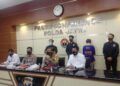 Wakil Kepala Polda Jatim, Brigjen Pol Slamet Hadi Supraptoyo sedang menjelaskan kronologi kasus prostitusi online di bawah umur yang berhasil dibekuk Ditreskrimsus Polda Jatim. (Foto: Rangga Aji/Tugu Jatim)