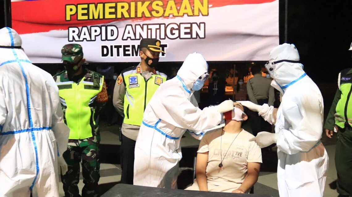 Rapid test antigen yang dilakukan terhadap sejumlah pengunjung kafe di Tuban yang melanggara protokol kesehatan. (Foto: Polres Tuban)