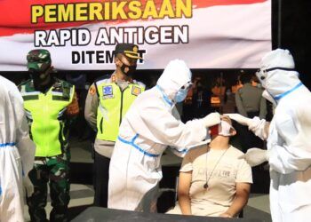 Rapid test antigen yang dilakukan terhadap sejumlah pengunjung kafe di Tuban yang melanggara protokol kesehatan. (Foto: Polres Tuban)
