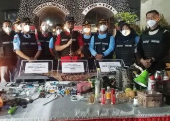 Konferensi hasil razia Lapas Kelas I Lowokwaru Kota Malang oleh Satgas Satops Patnal Korwil Malang selaku Kalapas Kelas I Malang, Anak Agung Gde Krisna. (Foto: Dokumen/Tugu Malang/Tugu Jatim)