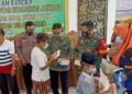 Forkopimka Kecamatan Jatirogo, Kabupaten Tuban menyerahkan santunan dan Al-Qur'an ke anak yatim piatu. (Foto: Dokumen/Komunitas Sahabat Berbagi)