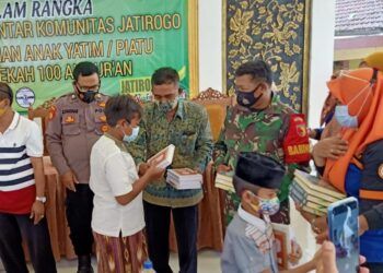Forkopimka Kecamatan Jatirogo, Kabupaten Tuban menyerahkan santunan dan Al-Qur'an ke anak yatim piatu. (Foto: Dokumen/Komunitas Sahabat Berbagi)