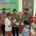 Komunitas Sahabat Berbagi Beri Santunan Al-Qur'an dan Uang Tunai ke 100 Anak Yatim di Tuban 9 Forkopimka Kecamatan Jatirogo, Kabupaten Tuban menyerahkan santunan dan Al-Qur'an ke anak yatim piatu. (Foto: Dokumen/Komunitas Sahabat Berbagi)