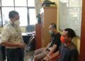 Duo Sahabat Spesialis Curanmor di Malang Ditangkap Polisi 2 Kasat Reskrim Polresta Malang Kota, Kompol Tinton Yudha Riambodo saat pemeriksaan 2 tersangka, Sabtu (6/2/2021). (Foto: Azmy/Tugu Malang/Tugu Jatim)