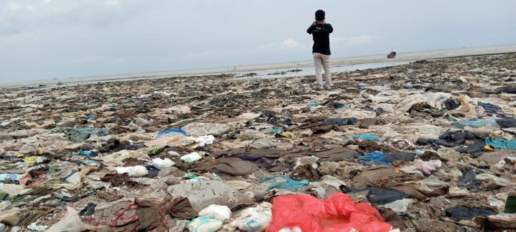 Miris, Tumpukan Sampah Popok dan Plastik jadi Pemandangan di Pantai Tuban