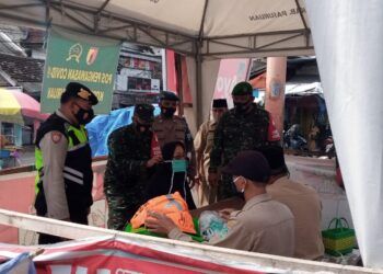 Operasi yustisi dan sosialiasi yang rutin dilakukan oleh Kodim 0819 Pasuruan dan juga petugas gabungan lain di Pasuruan. (Foto: Dokumen/Kodim Pasuruan) tugu jatim