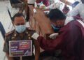 Kasatpol PP Kabupaten Tuban, Hery Muharwanto saat divaksin Sinovac, Rabu (24/2/2021). (Foto: Moch Abdurrochim/Tugu Jatim)