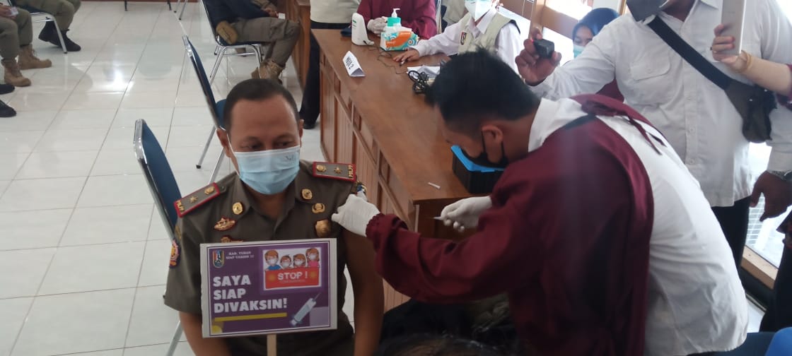 Kasatpol PP Tuban Sebut Vaksinasi jadi Motivasi Petugas untuk Tegakkan Prokes 5 Kasatpol PP Kabupaten Tuban, Hery Muharwanto saat divaksin Sinovac, Rabu (24/2/2021). (Foto: Moch Abdurrochim/Tugu Jatim)