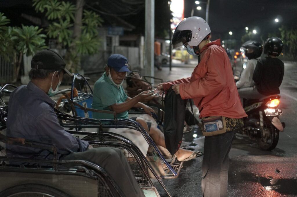 Kegiatan komunitas Sebung Surabaya ketika membagikan nasi bungkus pada masyarakat kecil di Kota Pahlawan seperti pengemis, pemulung, pengangguran, tukang becak, pedagang asongan, buruh pabrik, dan kaum marginal serta rakyat miskin yang menyambung hidup di ibu kota Provinsi Jawa Timur tersebut. (Foto: Dokumen/Sebung Surabaya) tugu jatim