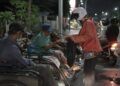 Kegiatan komunitas Sebung Surabaya ketika membagikan nasi bungkus pada masyarakat kecil di Kota Pahlawan seperti pengemis, pemulung, pengangguran, tukang becak, pedagang asongan, buruh pabrik, dan kaum marginal serta rakyat miskin yang menyambung hidup di ibu kota Provinsi Jawa Timur tersebut. (Foto: Dokumen/Sebung Surabaya) tugu jatim
