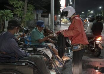 Kegiatan komunitas Sebung Surabaya ketika membagikan nasi bungkus pada masyarakat kecil di Kota Pahlawan seperti pengemis, pemulung, pengangguran, tukang becak, pedagang asongan, buruh pabrik, dan kaum marginal serta rakyat miskin yang menyambung hidup di ibu kota Provinsi Jawa Timur tersebut. (Foto: Dokumen/Sebung Surabaya) tugu jatim