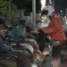 Kegiatan komunitas Sebung Surabaya ketika membagikan nasi bungkus pada masyarakat kecil di Kota Pahlawan seperti pengemis, pemulung, pengangguran, tukang becak, pedagang asongan, buruh pabrik, dan kaum marginal serta rakyat miskin yang menyambung hidup di ibu kota Provinsi Jawa Timur tersebut. (Foto: Dokumen/Sebung Surabaya) tugu jatim